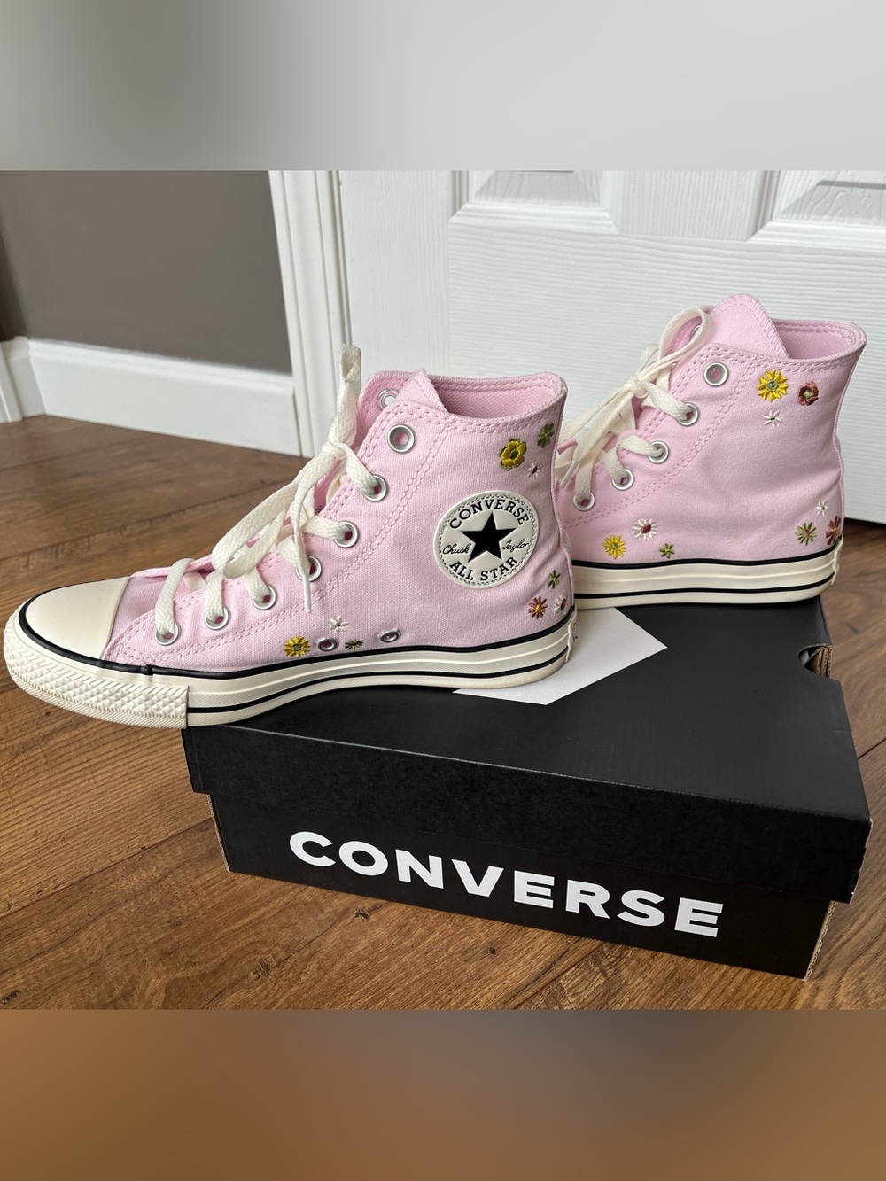 Converse Chuck Taylor All Star Embroidered Florals - Women’s size 7 - Picture 2 of 11